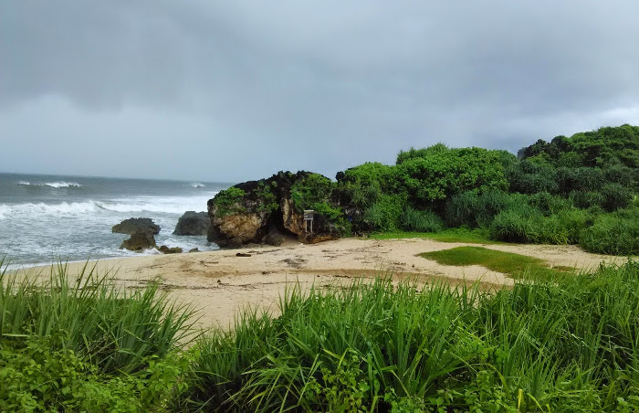 Pantai Ngrumput - Sumber: yukpiknik.com