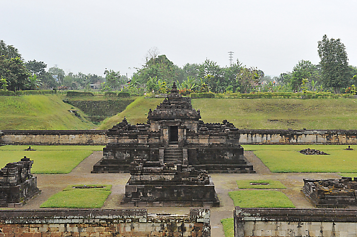 Candi Sambisari lebih rendah dibandingkan wilayah sekitarnya - Sumber: mapio.net