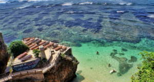 9 Destinasi Pantai paling Asyik di Bali Uluwatu Bali