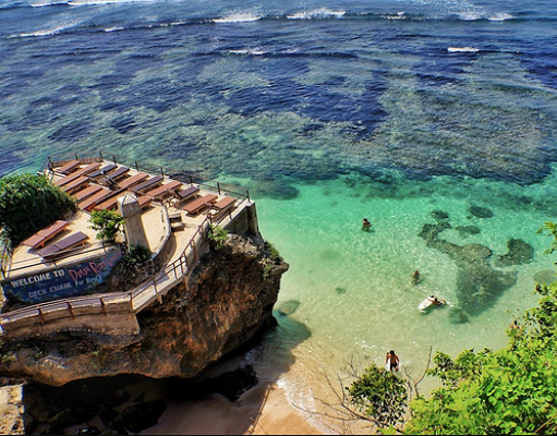 9 Destinasi Pantai paling Asyik di Bali Uluwatu Bali