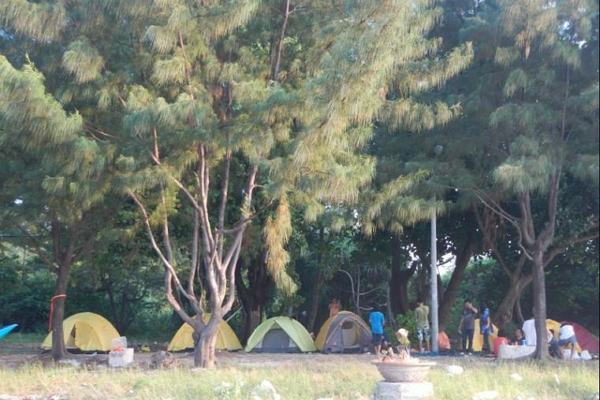 kemah di pantai pulau payung