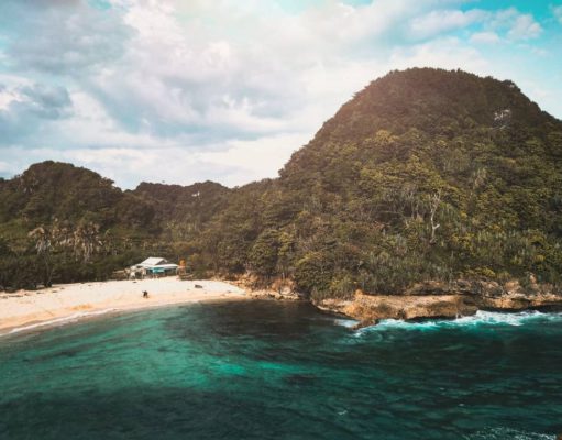 Pantai Eksotis di Malang yang Wajib Anda Kunjungi